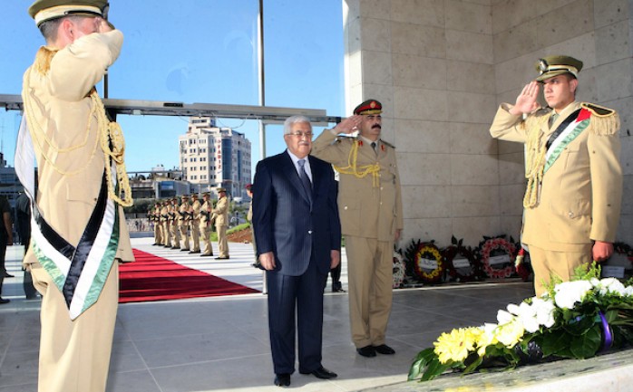 الرئيس محمود عباس أمام ضريح الرئيس الراحل ياسر عرفات